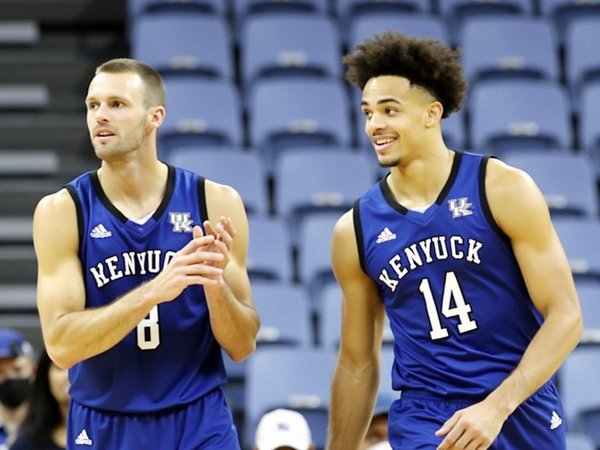 Quels sont les exercices spécifiques pour développer la force des abdominaux et améliorer la posture en basket?